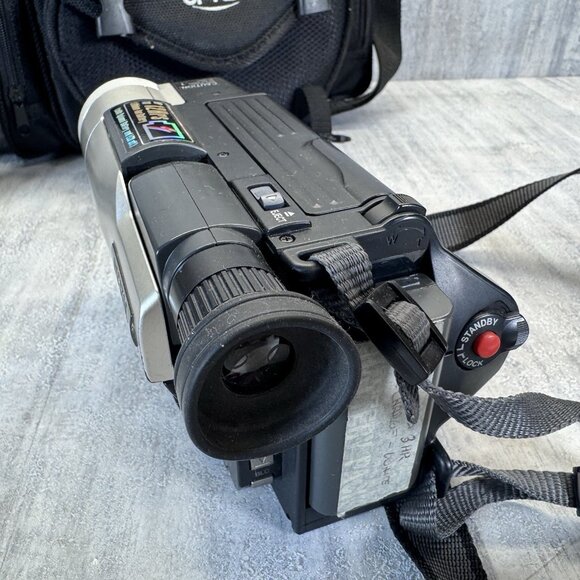 Hitachi VM-E575LE Video Camera - Picture 8 of 16